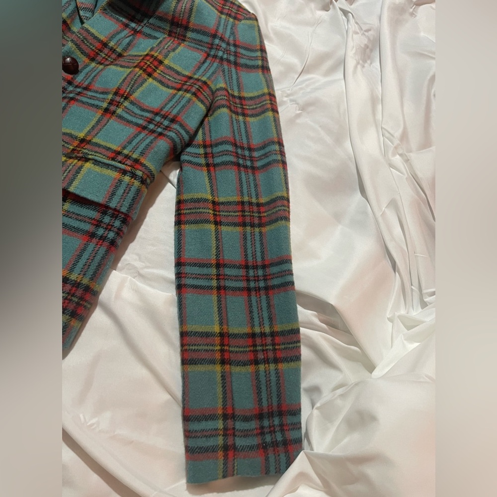 Selling a rarely worn blazer jacket, wooden buttons and beautiful color pattern. - Picture 3 of 5